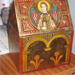 Caixa de fusta daurada i pintada amb motius romànics.